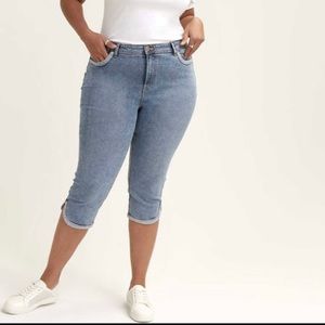 D/C Slim Jean Capri with Tulip Hem